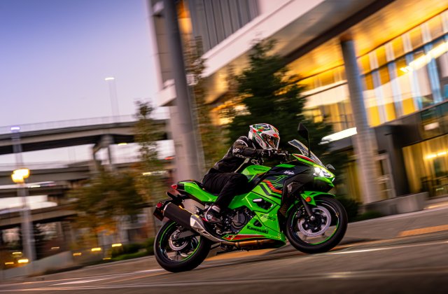 24MY_Ninja 500 SE_GN1_ACT (3).jpg